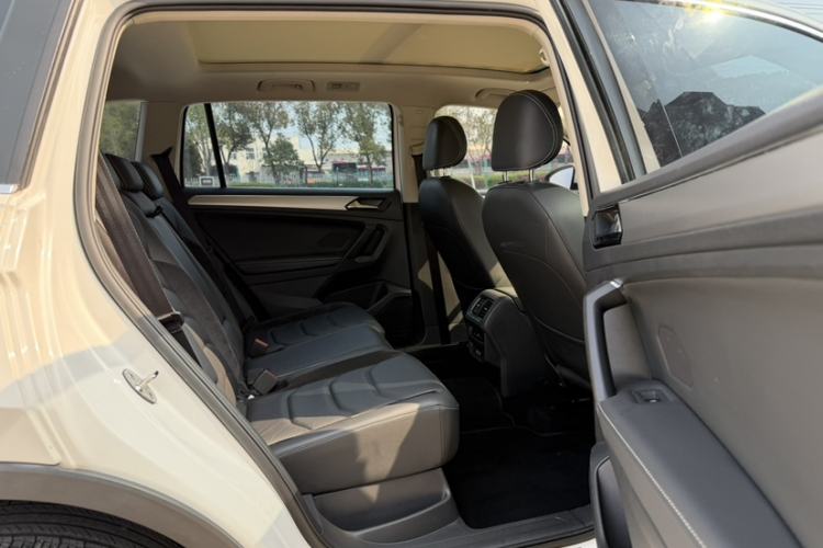 Used Volkswagen Tiguan L 2017 330TSI Automatic Two-Wheel Drive Luxury Edition Interior 9