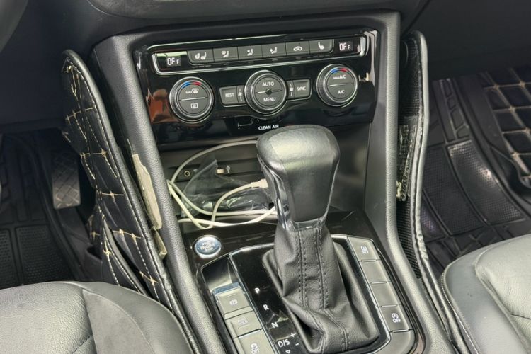 Used Volkswagen Tiguan L 2017 380TSI Automatic All-Wheel-Drive Luxury Edition Interior 9