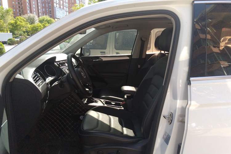 Used Volkswagen Tiguan L 2017 330TSI Automatic Two-Wheel Drive Luxury Edition Left Front Seat