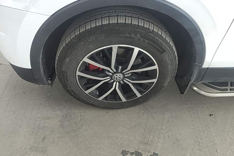 Used Volkswagen Tiguan L 2017 330TSI Automatic Two-Wheel Drive Luxury Edition Left Front Wheel Hub