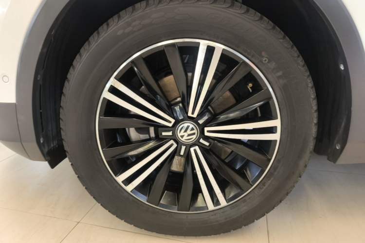 Used Volkswagen Tiguan L 2017 330TSI Automatic Two-Wheel Drive Flagship Edition Left Front Wheel Hub