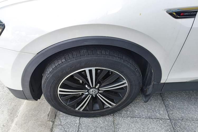 Used Volkswagen Tiguan L 2017 380TSI Automatic All-Wheel-Drive Luxury Edition Left Front Wheel Hub