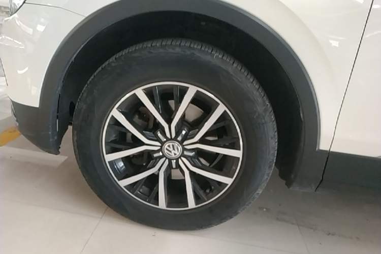 Used Volkswagen Tiguan L 2017 330TSI Automatic Two-Wheel Drive Luxury Edition Left Front Wheel Hub