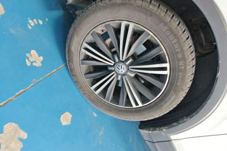 Used Volkswagen Tiguan L 2017 380TSI Automatic All-Wheel-Drive Luxury Edition Left Front Wheel Hub