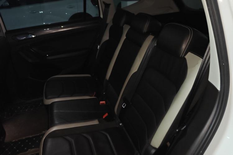 Used Volkswagen Tiguan L 2017 380TSI Automatic All-Wheel-Drive Luxury Edition Left Rear Seat