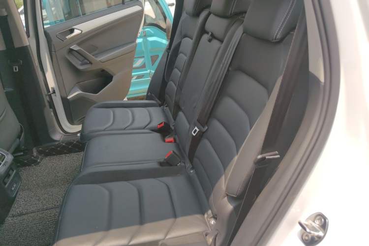 Used Volkswagen Tiguan L 2017 380TSI Automatic All-Wheel-Drive Luxury Edition Left Rear Seat