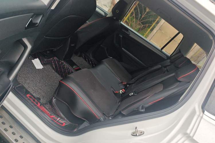 Used Volkswagen Tiguan L 2017 330TSI Automatic Two-Wheel Drive Luxury Edition Left Rear Seat