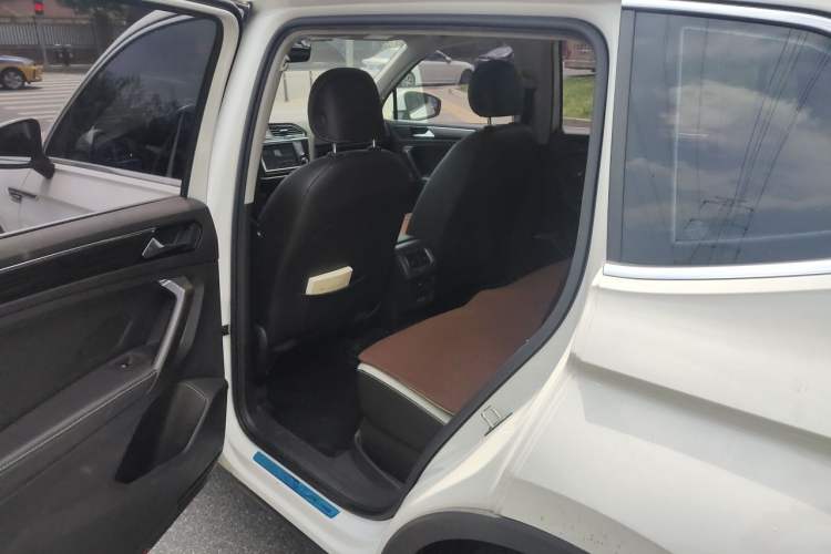 Used Volkswagen Tiguan L 2017 380TSI Automatic All-Wheel-Drive Luxury Edition Left Rear Seat