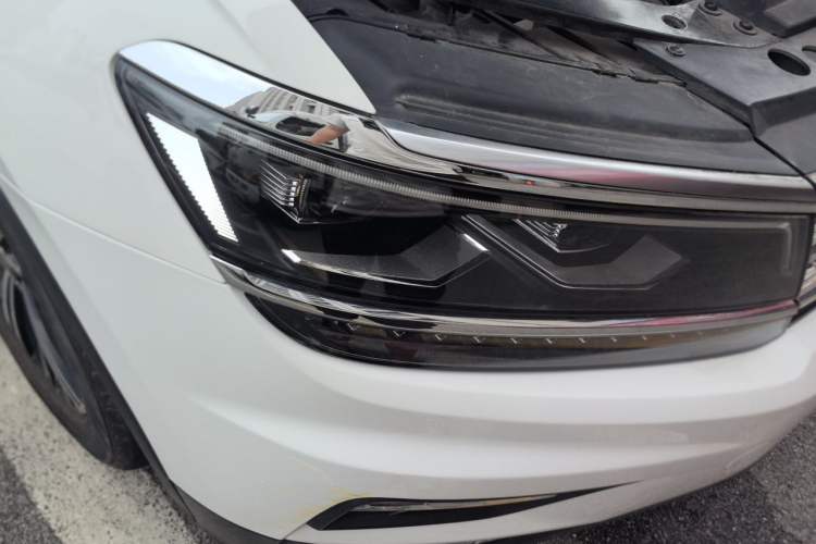 Used Volkswagen Tiguan L 2017 380TSI Automatic All-Wheel-Drive Luxury Edition Right Front Headlight