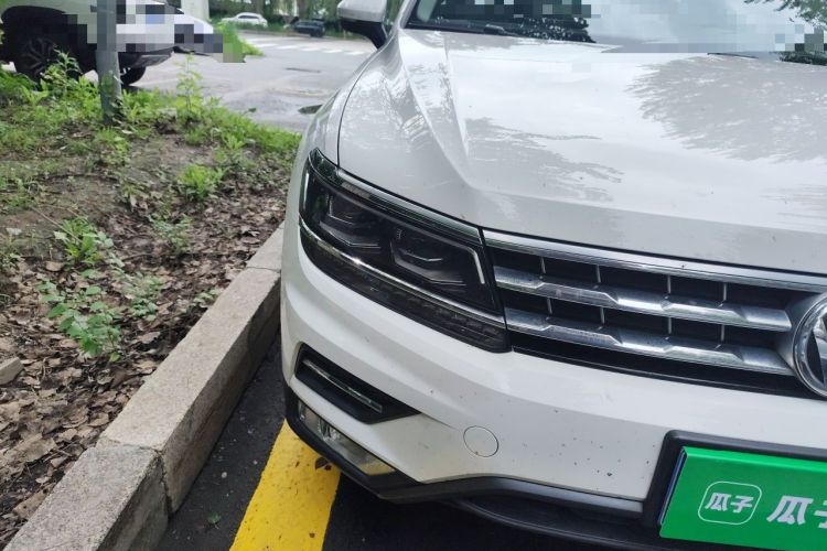 Used Volkswagen Tiguan L 2017 380TSI Automatic All-Wheel-Drive Luxury Edition Right Front Headlight