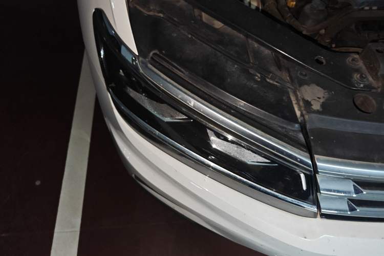 Used Volkswagen Tiguan L 2017 380TSI Automatic All-Wheel-Drive Luxury Edition Right Front Headlight