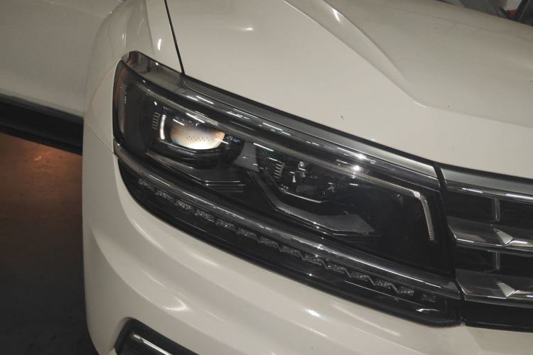 Used Volkswagen Tiguan L 2017 380TSI Automatic All-Wheel-Drive Luxury Edition Right Front Headlight