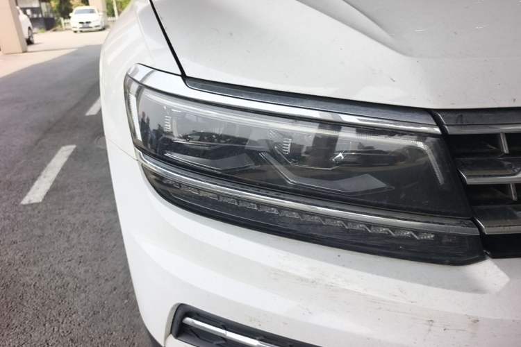 Used Volkswagen Tiguan L 2017 380TSI Automatic All-Wheel-Drive Luxury Edition Right Front Headlight