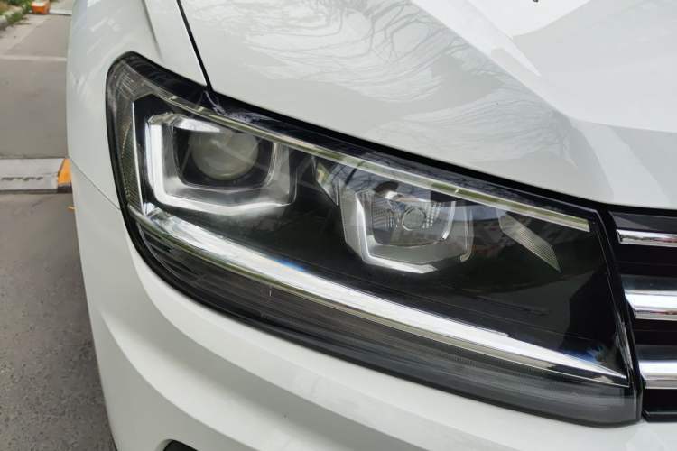Used Volkswagen Tiguan L 2017 330TSI Automatic Two-Wheel Drive Luxury Edition Right Front Headlight