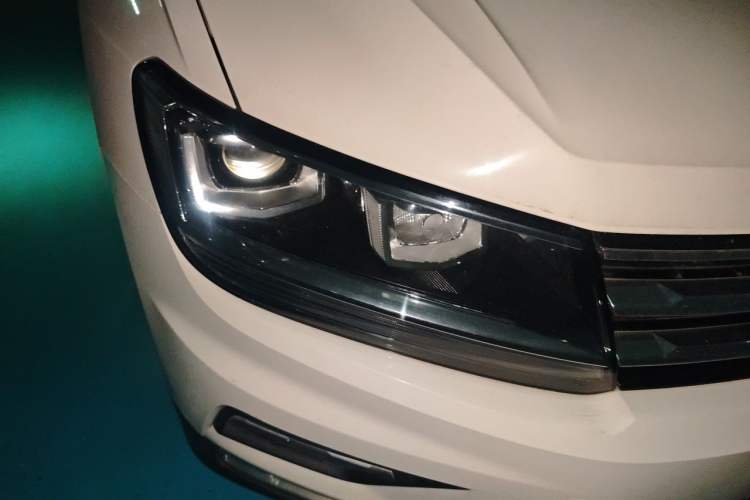 Used Volkswagen Tiguan L 2017 330TSI Automatic Two-Wheel Drive Comfort Edition Right Front Headlight