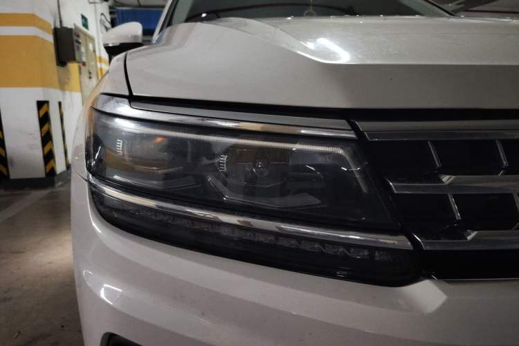 Used Volkswagen Tiguan L 2017 380TSI Automatic All-Wheel-Drive Luxury Edition Right Front Headlight