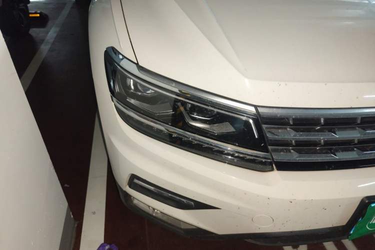 Used Volkswagen Tiguan L 2017 380TSI Automatic All-Wheel-Drive Luxury Edition Right Front Headlight