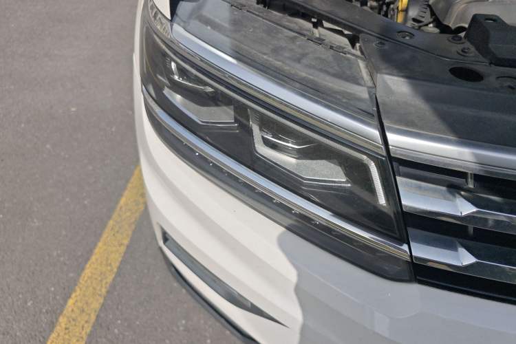 Used Volkswagen Tiguan L 2017 380TSI Automatic All-Wheel-Drive Flagship Edition Right Front Headlight