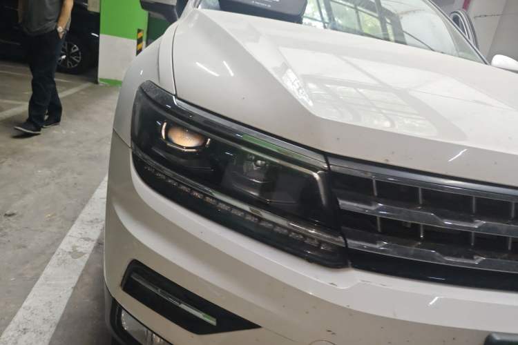 Used Volkswagen Tiguan L 2017 380TSI Automatic All-Wheel-Drive Luxury Edition Right Front Headlight