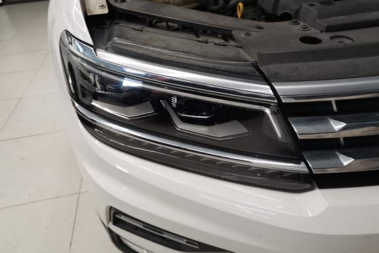 Used Volkswagen Tiguan L 2017 380TSI Automatic All-Wheel-Drive Flagship Edition Right Front Headlight