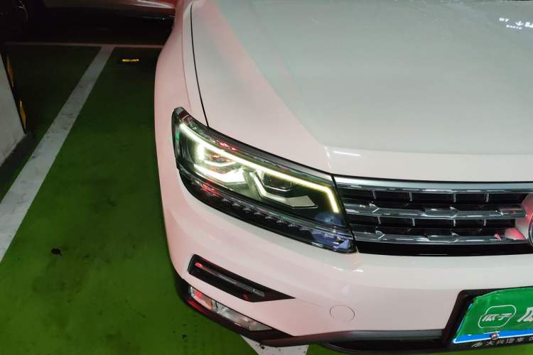 Used Volkswagen Tiguan L 2017 380TSI Automatic All-Wheel-Drive Luxury Edition Right Front Headlight