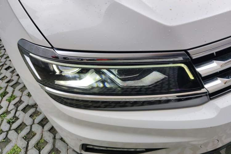 Used Volkswagen Tiguan L 2017 380TSI Automatic All-Wheel-Drive Luxury Edition Right Front Headlight