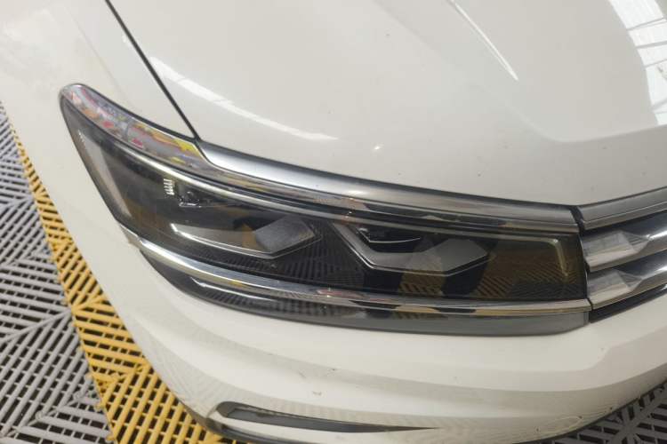 Used Volkswagen Tiguan L 2017 380TSI Automatic All-Wheel-Drive Flagship Edition Right Front Headlight
