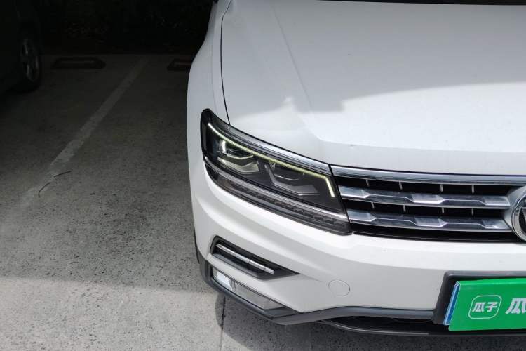 Used Volkswagen Tiguan L 2017 380TSI Automatic All-Wheel-Drive Luxury Edition Right Front Headlight