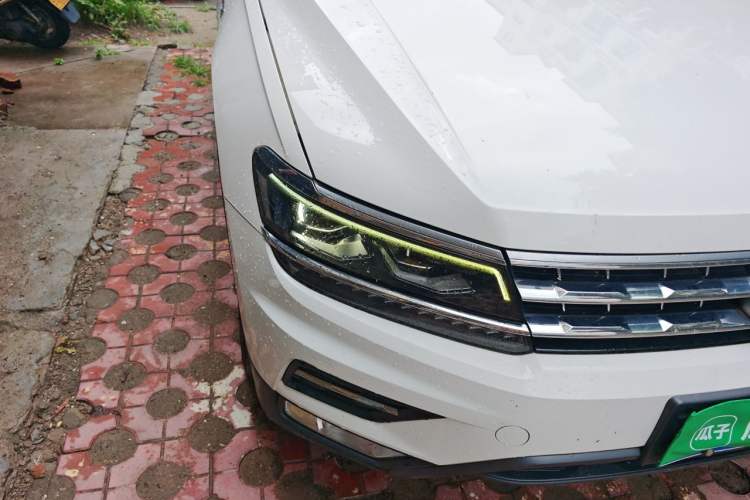 Used Volkswagen Tiguan L 2017 380TSI Automatic All-Wheel-Drive Luxury Edition Right Front Headlight