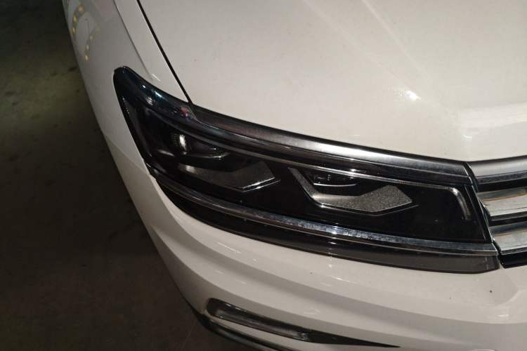 Used Volkswagen Tiguan L 2017 380TSI Automatic All-Wheel-Drive Luxury Edition Right Front Headlight