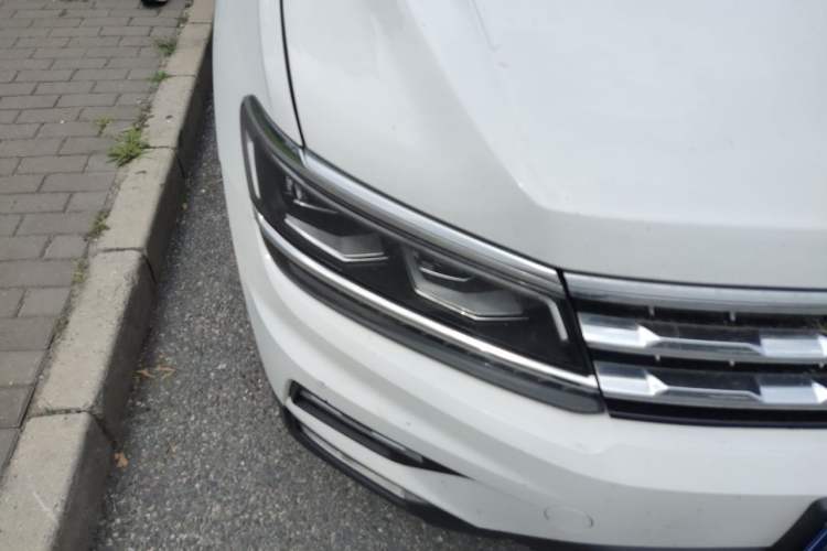 Used Volkswagen Tiguan L 2017 380TSI Automatic All-Wheel-Drive Luxury Edition Right Front Headlight