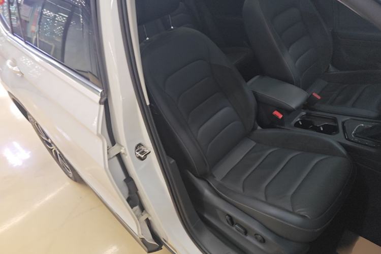 Used Volkswagen Tiguan L 2017 330TSI Automatic Two-Wheel Drive Luxury Edition Right Front Seat