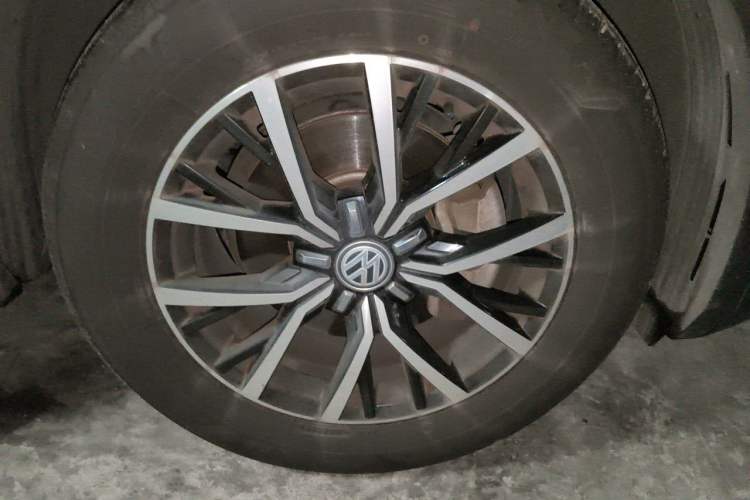 Used Volkswagen Tiguan L 2017 330TSI Automatic Two-Wheel Drive Luxury Edition Right Front Wheel Hub