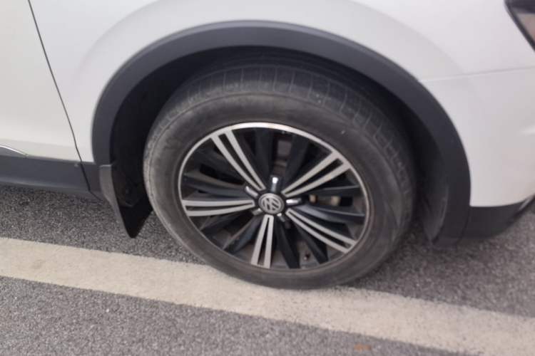 Used Volkswagen Tiguan L 2017 380TSI Automatic All-Wheel-Drive Luxury Edition Right Front Wheel Hub