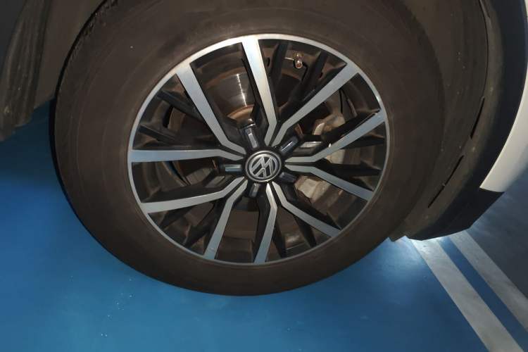 Used Volkswagen Tiguan L 2017 330TSI Automatic Two-Wheel Drive Luxury Edition Right Front Wheel Hub