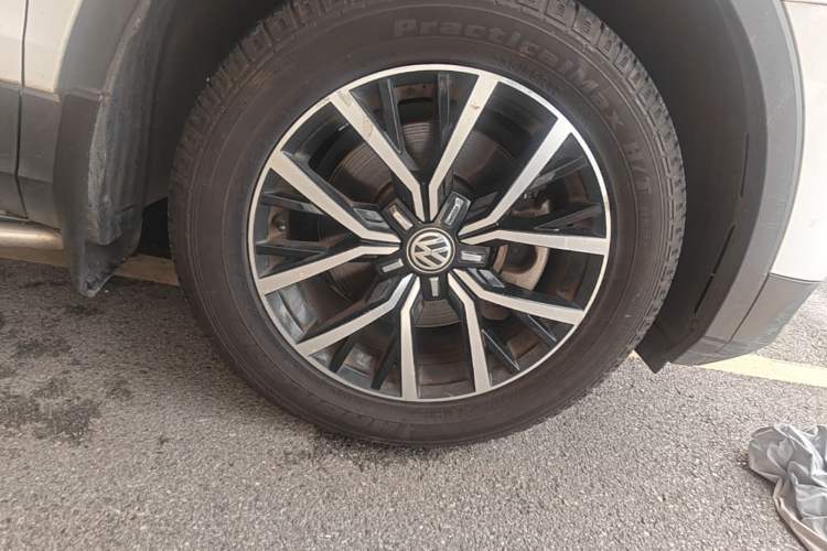Used Volkswagen Tiguan L 2017 330TSI Automatic Two-Wheel Drive Luxury Edition Right Front Wheel Hub