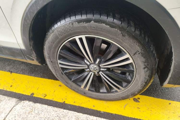 Used Volkswagen Tiguan L 2017 380TSI Automatic All-Wheel-Drive Luxury Edition Right Front Wheel Hub