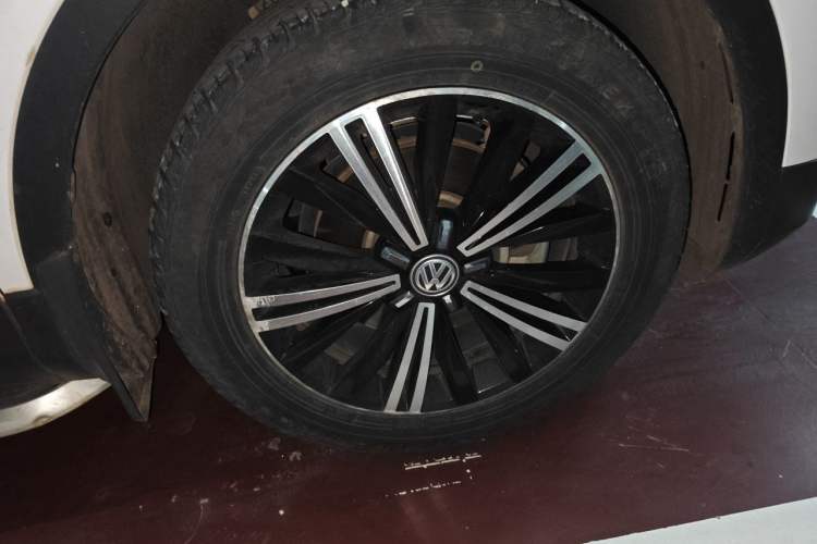Used Volkswagen Tiguan L 2017 380TSI Automatic All-Wheel-Drive Luxury Edition Right Front Wheel Hub