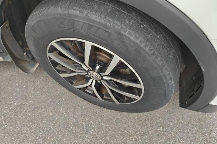 Used Volkswagen Tiguan L 2017 330TSI Automatic Two-Wheel Drive Comfort Edition Right Front Wheel Hub