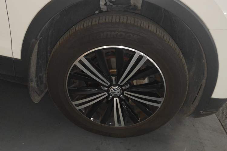 Used Volkswagen Tiguan L 2017 380TSI Automatic All-Wheel-Drive Luxury Edition Right Front Wheel Hub