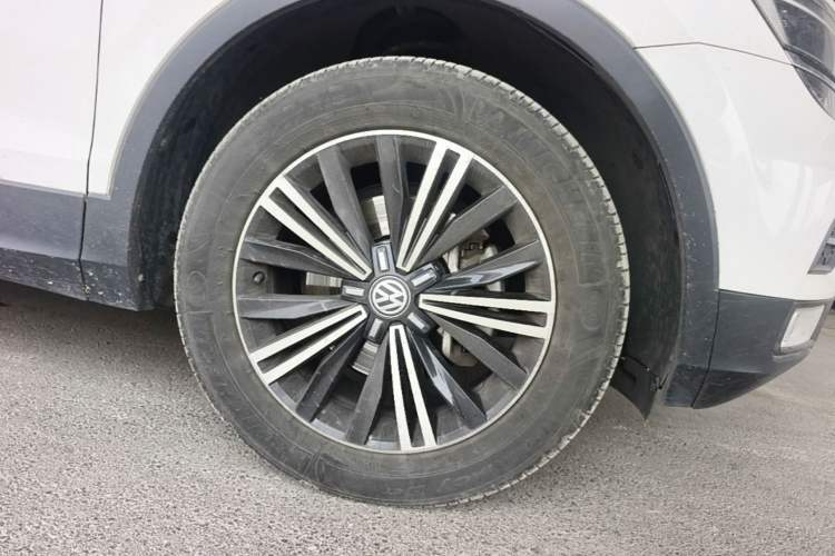 Used Volkswagen Tiguan L 2017 380TSI Automatic All-Wheel-Drive Luxury Edition Right Front Wheel Hub