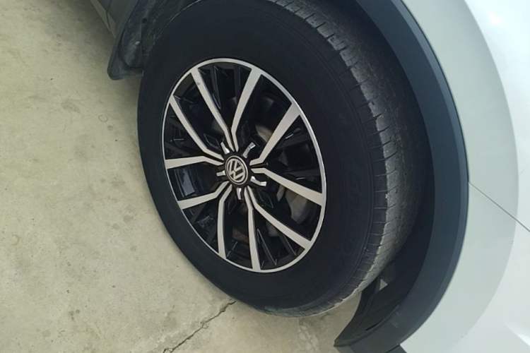 Used Volkswagen Tiguan L 2017 330TSI Automatic Two-Wheel Drive Comfort Edition Right Front Wheel Hub