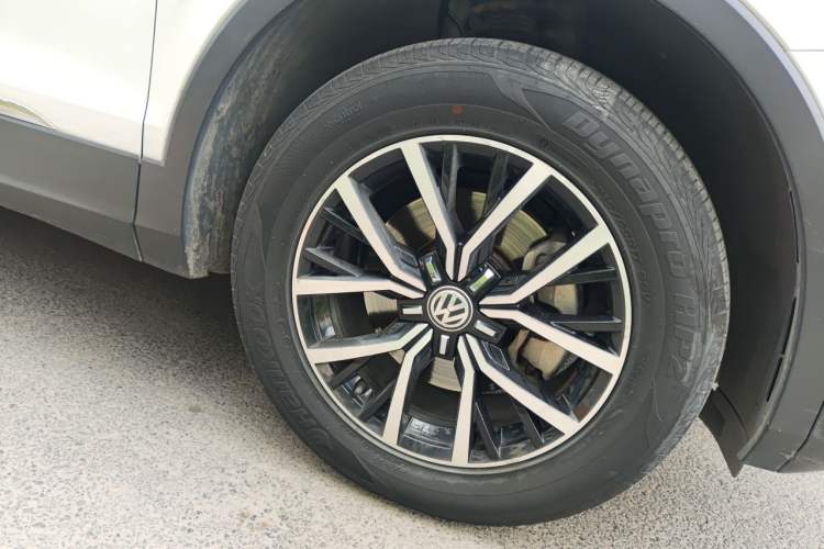 Used Volkswagen Tiguan L 2017 330TSI Automatic Two-Wheel Drive Luxury Edition Right Front Wheel Hub