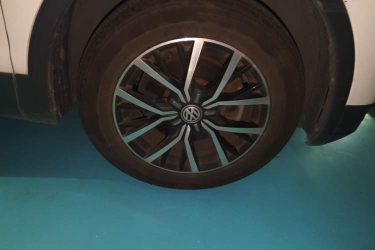 Used Volkswagen Tiguan L 2017 330TSI Automatic Two-Wheel Drive Comfort Edition Right Front Wheel Hub