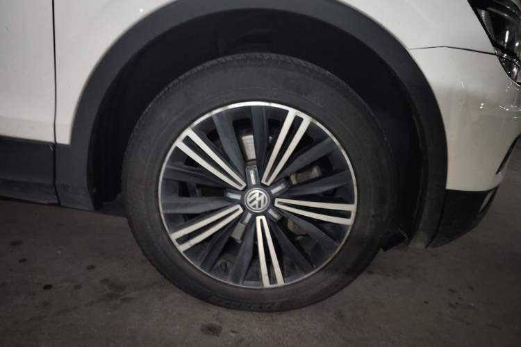 Used Volkswagen Tiguan L 2017 380TSI Automatic All-Wheel-Drive Luxury Edition Right Front Wheel Hub