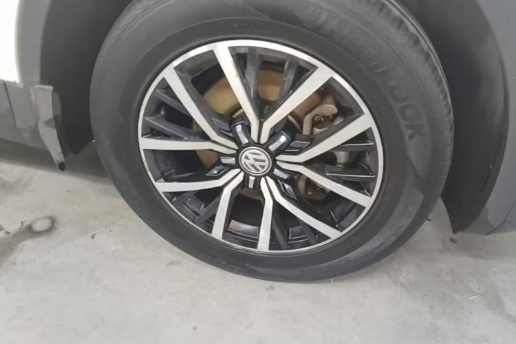 Used Volkswagen Tiguan L 2017 330TSI Automatic Two-Wheel Drive Luxury Edition Right Front Wheel Hub