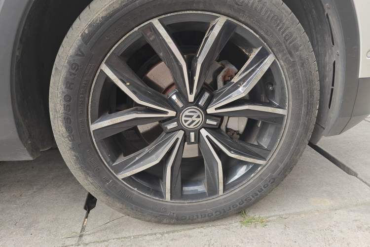 Used Volkswagen Tiguan L 2017 330TSI Automatic Two-Wheel Drive Luxury Edition Right Front Wheel Hub