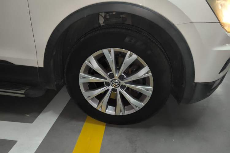 Used Volkswagen Tiguan L 2017 330TSI Automatic Two-Wheel Drive Luxury Edition Right Front Wheel Hub