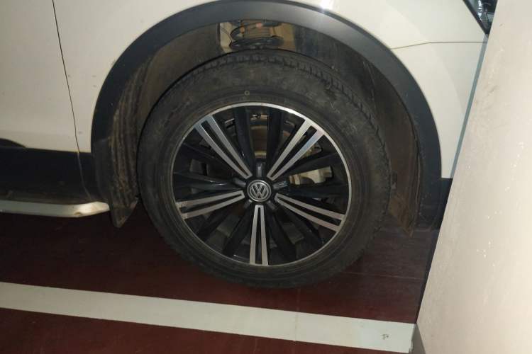 Used Volkswagen Tiguan L 2017 380TSI Automatic All-Wheel-Drive Luxury Edition Right Front Wheel Hub