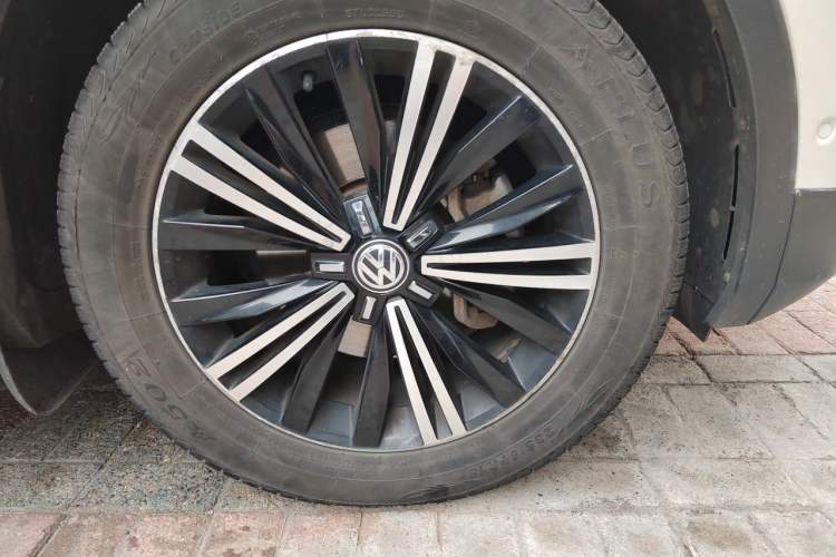 Used Volkswagen Tiguan L 2017 330TSI Automatic Two-Wheel Drive Flagship Edition Right Front Wheel Hub